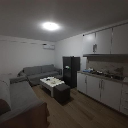 Lovely 1-Bedroom Apartment In Саранда Екстер'єр фото