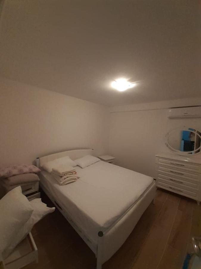 Lovely 1-Bedroom Apartment In Саранда Екстер'єр фото