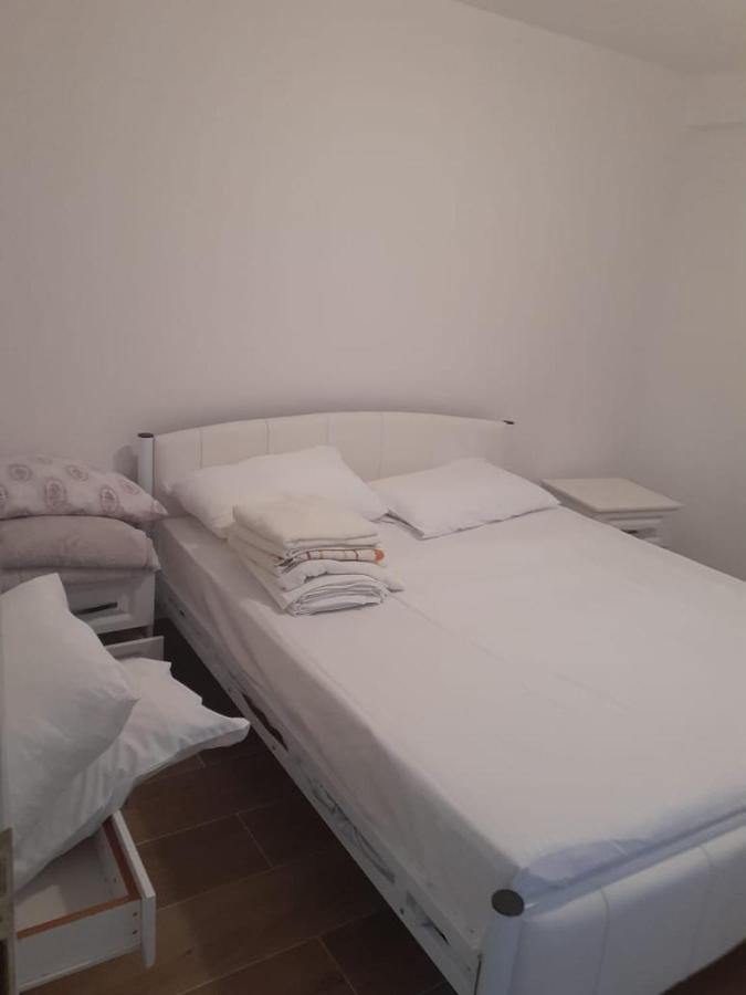 Lovely 1-Bedroom Apartment In Саранда Екстер'єр фото
